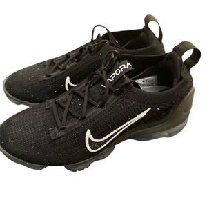 Women’s Nike Black Vapormax flyknit sneakers size 7.5